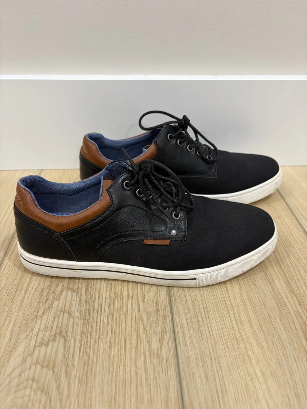 DECARSDZ Men’s Black Canvas Low Top Lace-Up Sneakers Brown Trim White Sole 8